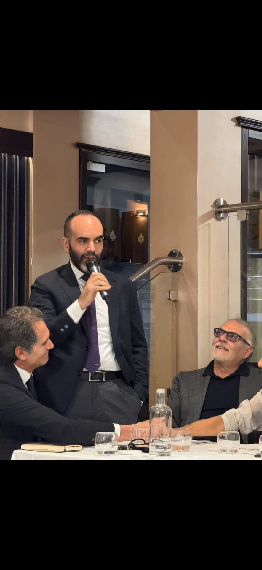 Un socio prende la parola al business dinner