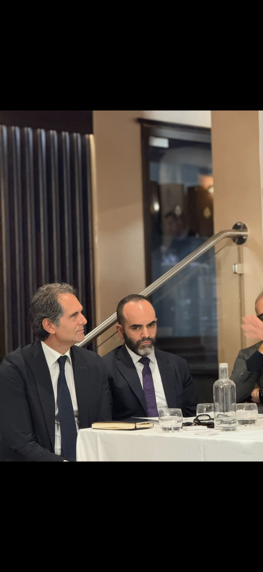 Imprenditori in ascolto al tavolo principale