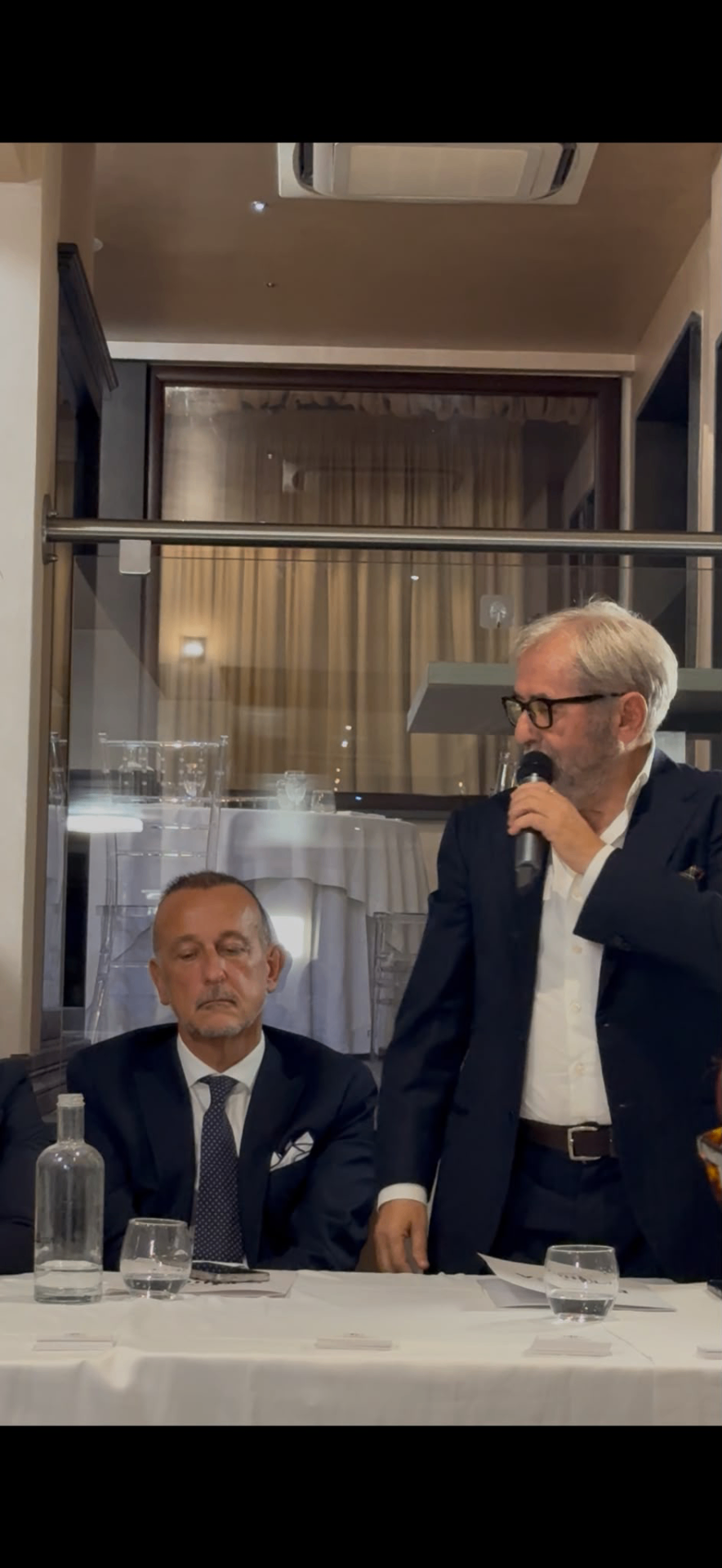 Relatori al tavolo del Consiglio durante il debutto